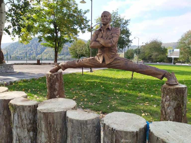 Jean-Claude Van Damme’ spagat statue in Azerbaijan (Vandam village)