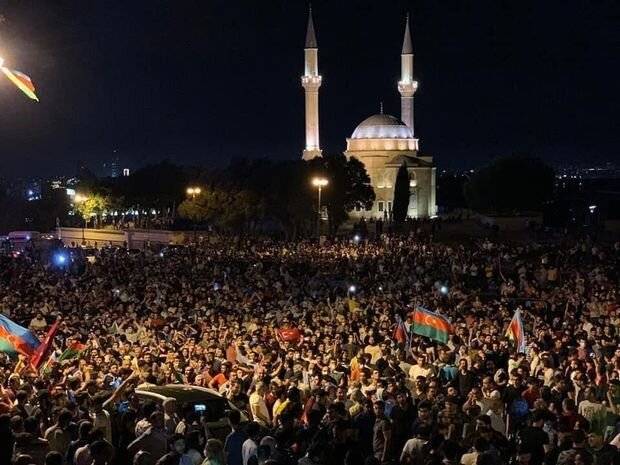 Demonstration in Aserbaidschan. Die Protestler verlangen den Stopp armenischer Angriffe
