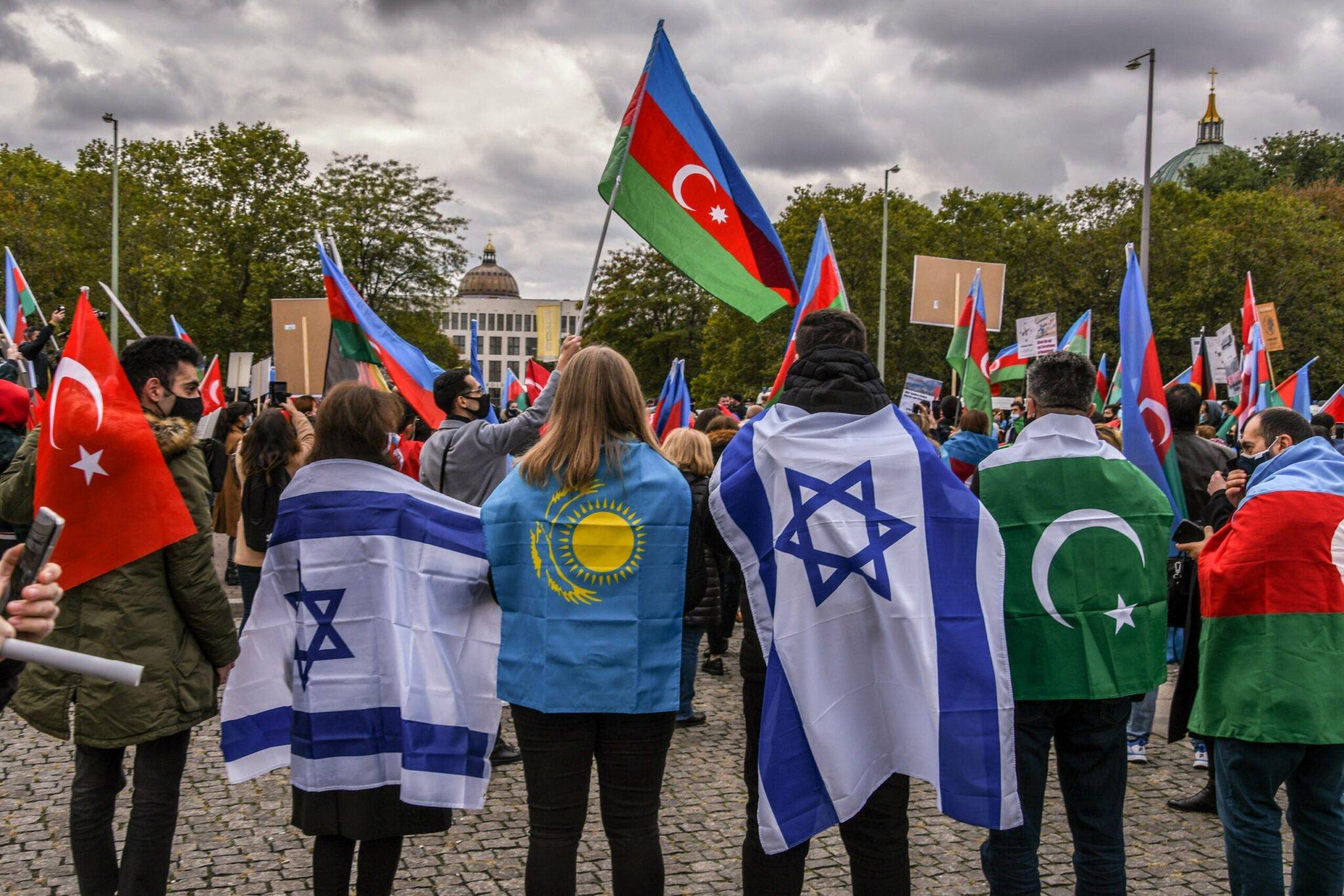 Aserbaidschaner protestieren in Berlin gegen armenische Aggression — Demo in Berlin